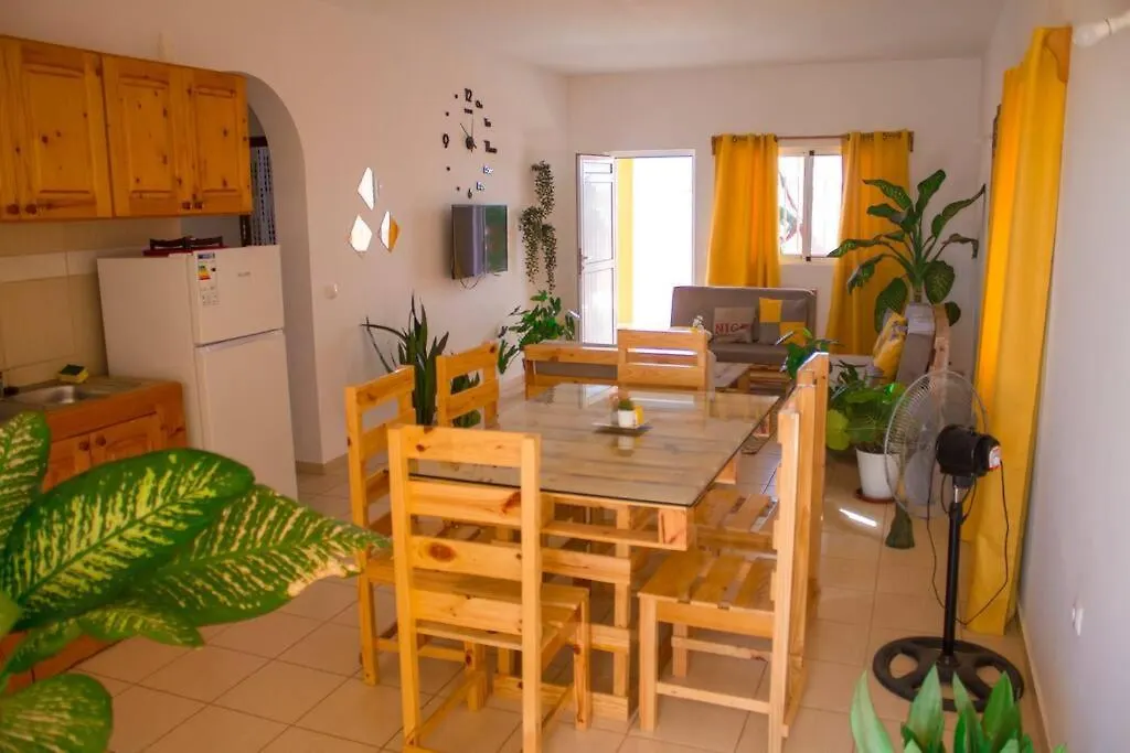 Cosy & Relax Yellow House 5Mn Walk From The Beach! Calheta Casa vacanze