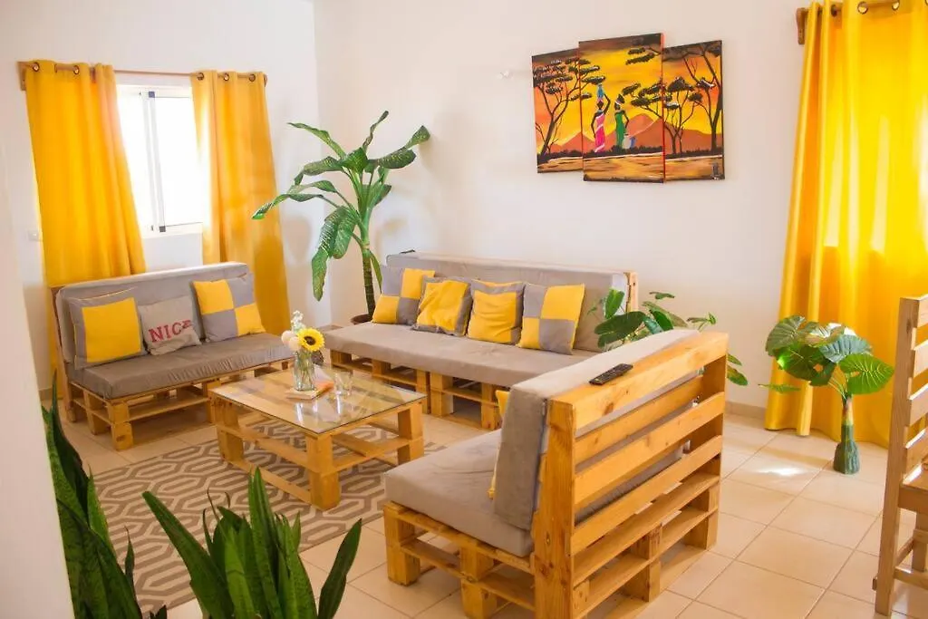Cosy & Relax Yellow House 5Mn Walk From The Beach! Calheta